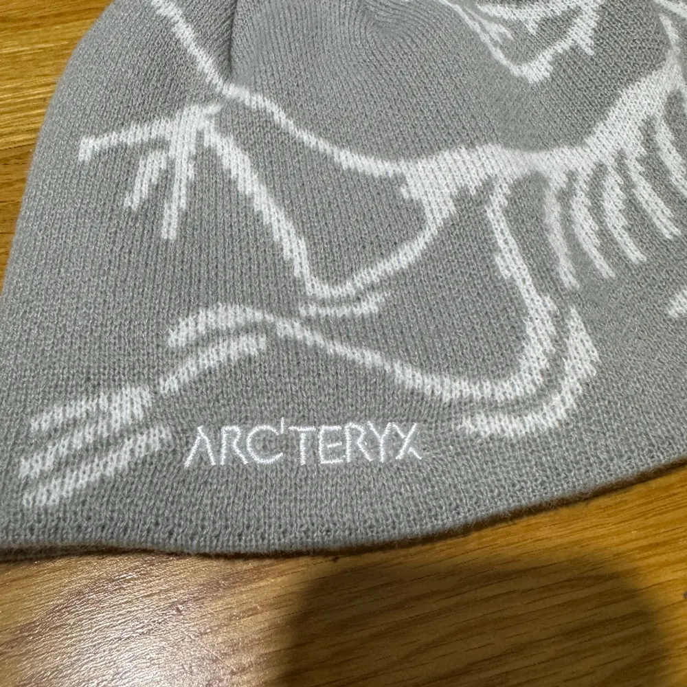 Helt ny Arcteryx mössa i grå färg oanvänt i 10/10 skick. Accessoarer.