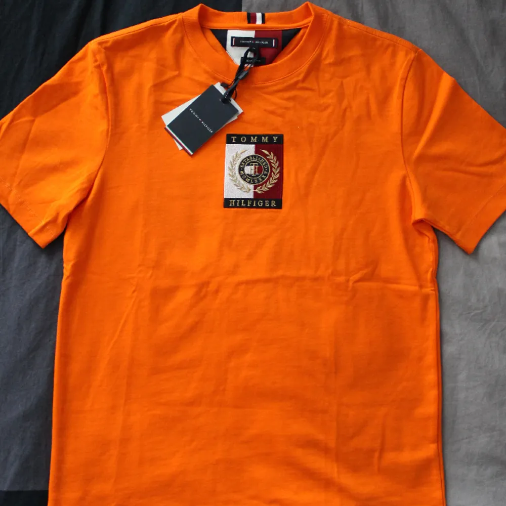  Tommy Hilfiger tröja helt ny, nyskick, storlek M. Köptes för 740kr 🔸Skriv för mer bilder/frågor . T-shirts.