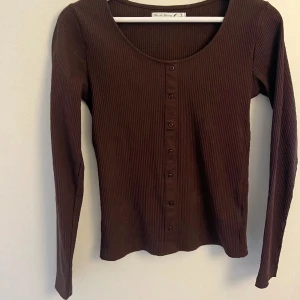 Brun långärmad tröja - Jättefin brun tröja med knappar som detaljer! Använd 1-2 ggr🤎