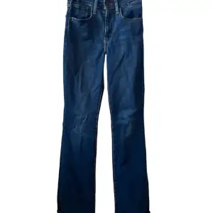 Nya Levis jeans som endast är använda 3 gånger! Säljer dom eftersom att de inte längre passar mig. Modellen på jeansen heter 725 HIGH RISE BOOTCUT💕