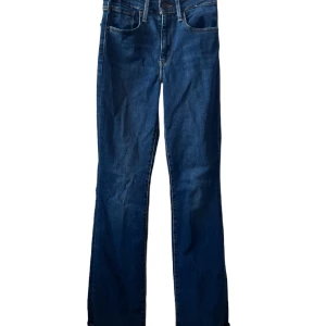 Levis jeans  - Nya Levis jeans som endast är använda 3 gånger! Säljer dom eftersom att de inte längre passar mig. Modellen på jeansen heter 725 HIGH RISE BOOTCUT💕