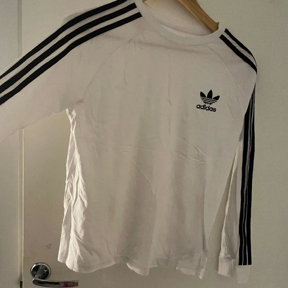 Vit långarmad adidas tröja ny skick alldrig använt. Hoodies.