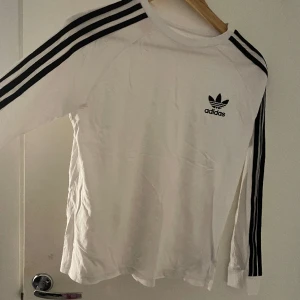 Vit tröja - Vit långarmad adidas tröja ny skick alldrig använt