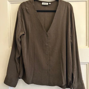 Weekday shirt - Lyocell and viscose  Super soft and cozy 