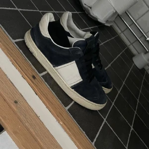 Valentino flycrew.  - Ett par valentino flycrew i färgen marinblå. Skorna är i helt okej skick, de är riktigt schyssta och har fortfarande en hel del kvar att ge. Skorna är i ca st 41 men passar mig som har ca 43. Hör av dig vid minsta fundering! Först till kvarn! 