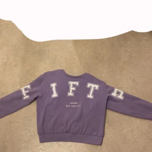 Tröja - En lila tröja från Kappahl 146/152 st använd 2/3 gånger inga fläckar. Fanns på Kappahl för 250 fast dem har tagit bort den. 