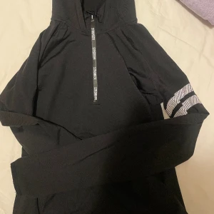 Stronger kofta - Superfin och lite använd! Har tyvör blivit för liten och hoppas någon annan får bättre nytta av den!