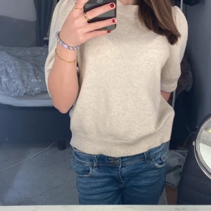 Vero Moda tröja - Beige fin tröja från vero Moda, storlek s. I nyskick och har bara använt ett få antal gånger💗