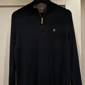 Morris halfzip navy - Halfzip från morris. Ett litet hål på ena armbågen som knappt syns då det är dubbla lager tyg där hålet är. Annars fint skick Storlek M