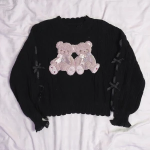 Jirai kei tröja  - It’s a LL design but not authentic brand. Bought this second hand. Selling as it’s a little short on me. It’s missing the hearts on the sleeves but other wise very close to the original 