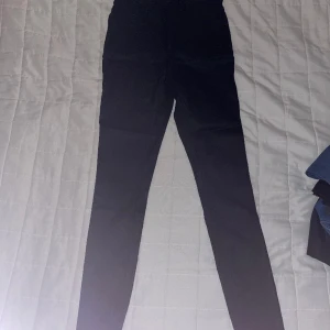 Glansig byxa  - Byxa i läderimitation från Noisy may