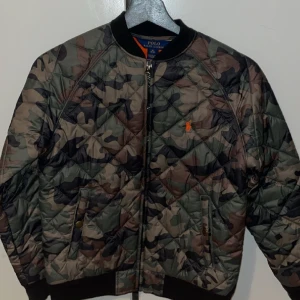 Ralph lauren jacka - En fräsh bombar jacka från Ralph lauren nästan aldrig använd då jag inte har gillat den därav jag säljer den ny pris 1790 mitt pris 650.