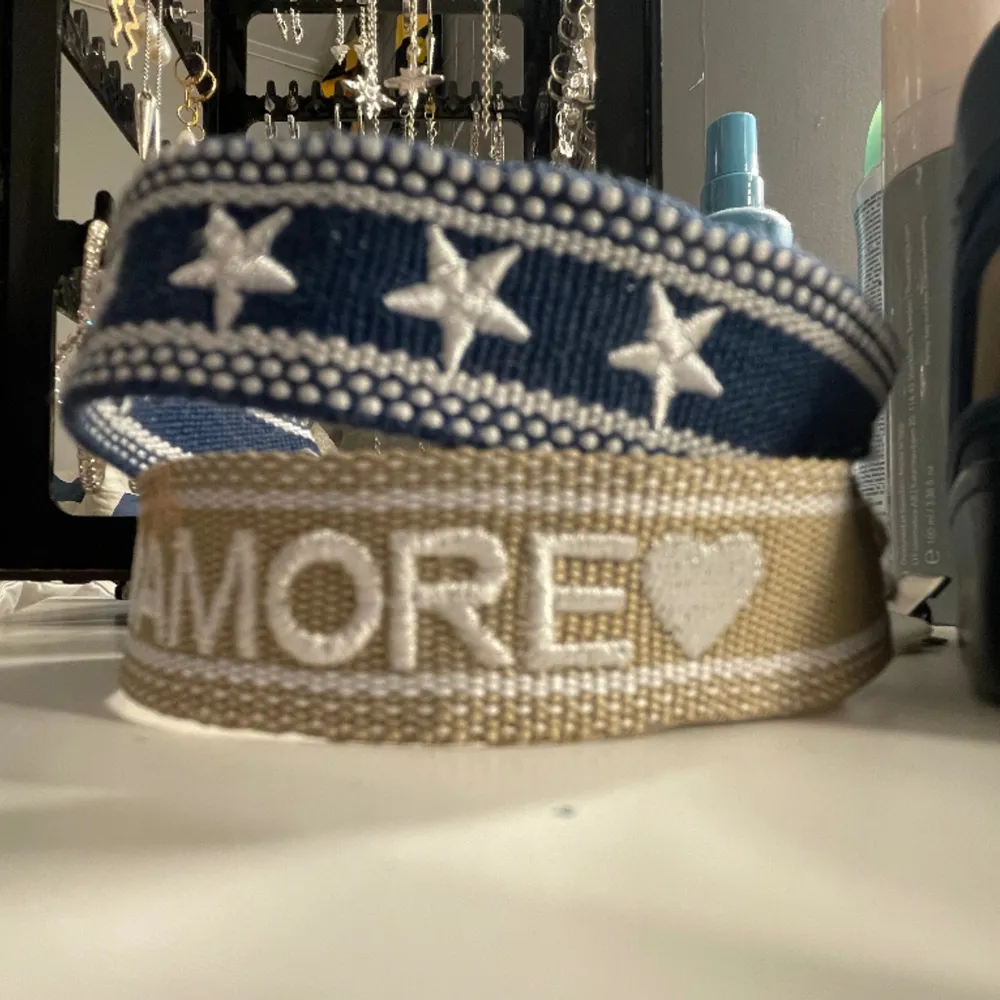 Säljer dessa två superfina armband dom är endast testade💗 Swipa för att se hur man kan styla dom💗 Båda för 40 varsitt 25💗. Asusteet.