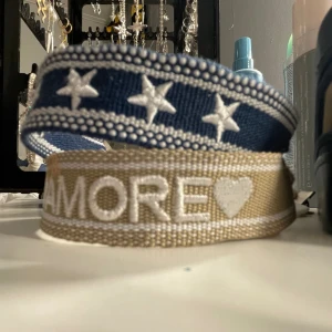 Armband  - Säljer dessa två superfina armband dom är endast testade💗 Swipa för att se hur man kan styla dom💗 Båda för 40 varsitt 25💗