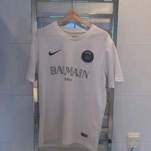 Balmain PSG - Storlek M, säljer den för den aldrig använda. Skick 9/10 använd 1-2 gånger inget hål eller något.