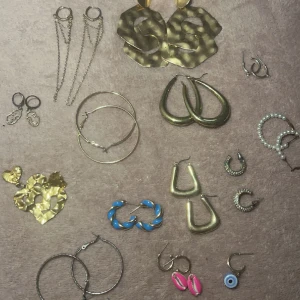 Örhängen  - Örhängen i olika färger och former 25kr paret.