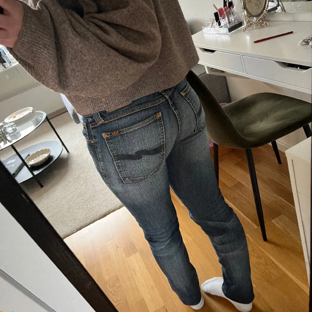 Snygga jeans från nudie jeans. Byxorna är lite för långa för mig som är 165 men har vikt upp dem på bilderna💕. Jeans & Byxor.