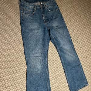 Utsvängda jeans från weekday i modellen mile. W29 och L30.