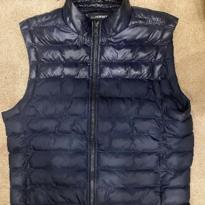 J.Lindeberg Väst - Säljer en sjukt fet väst från J.Lindberg Perfekt till dig som vill ha en stilren väst. Storlek S (180cm) Passar bäst till 165-175cm 