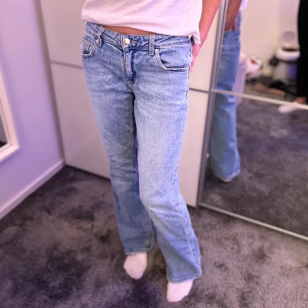 Väldigt snygga ljusblåa lågmidjade och bootcut jeans! Som jag säljer pågrund av att dem snart är för små för mig. . Jeans & Byxor.