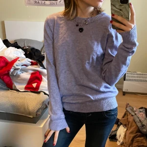 Söt lila tröja - Lila/blå tröja i skönt material som inte kliar🫶 har en likadan i rosa kan sälja båda för 120