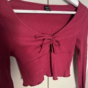 Vinröd topp med knutdetalj  - Inga hål eller fläckar, kom dm för fler frågor eller bilder 
