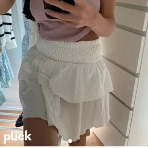 Vit kjol - Säljer denna vita söta kjolen!💓💓köpt på plick så lånad bild!