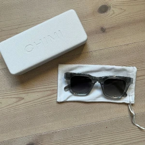 Chimi 04 - Grå Chimmi solglasögon i modellen 04. Knappt använda och i perfekt skick. 