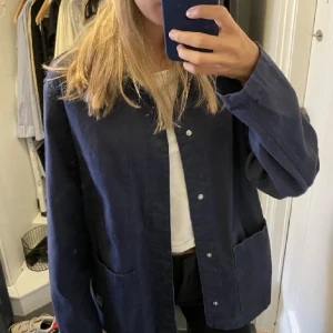 Snyggaste overshirten❤️‍🔥❤️‍🔥 - Hej hej! Säljer min sjukt snygga marinblå overshirt! Den är från herravdelningen så sitter snyggt oversized på en S (eventuellt M). Älskar att ha denna med en klänning/kjol eller ba kostymbyxor💞💞 coolt mönster inne som dock inte syns så mkt 