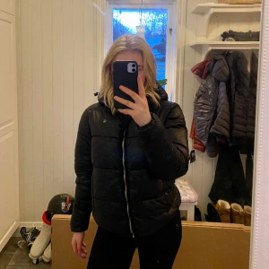 G star dunjacka  - Köpte för ett år sen, använd men ser ut att vara i nyskick. Nypris 1495kr Priset är diskuterbart då jag vill bli av med den