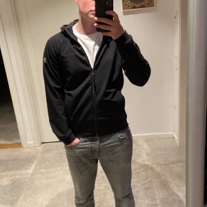 Vårjacka/vindjacka Sailracing  - Köpt för nåt år sedan för 2000kr och säljer för att den inte passar mig längre  Skick 7.5/10