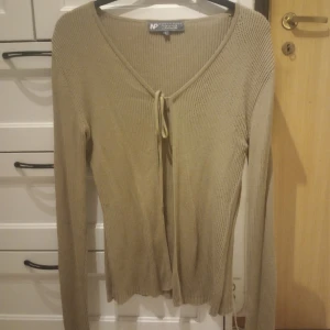 knytbar tröja - en lite längre vintage tröja 😚 skulle säga att den passar både small och medium