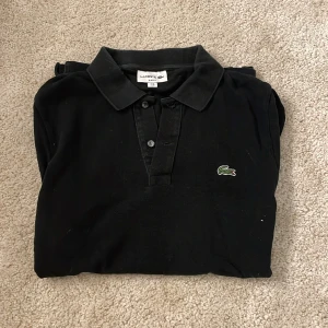 Lacoste tröja - En tröja från lacoste i modellen Slim fit, säljer då den inte kommer till andvändning.