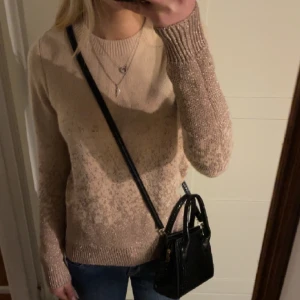 Stickad tröja  - Stickad tröja med glitter detalj