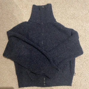 Stickad zip-up tröja - Super cool zip-up tröja! Tröjan är jätte skön och är i finaste mörkblåa färgen⭐️Tröjan har två dragkedjor och man kan därför ha på sig tröjan på flera olika sätt! Köpte tröjan för 399kr på lindex.