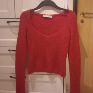 röd tröja - populär tröja från zara i en väldigt fin klarröd färg! inga defekter☺️
