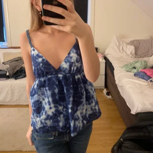 Linne - Ett blått linne från zara🦋 Säljer då det är för stort för mig.  Aldrig använd (prislappen sitter kvar) köpt för 259kr