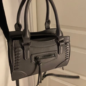 Väska  - Får plats me mycke i den, säljer för den ej är min stil, inte använd alls 