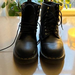 Höga dr martens - Säljer mina höga dr martens då dom ej kommer till användning! fodrade så perfekt nu till slutet av vintern/början av våren!