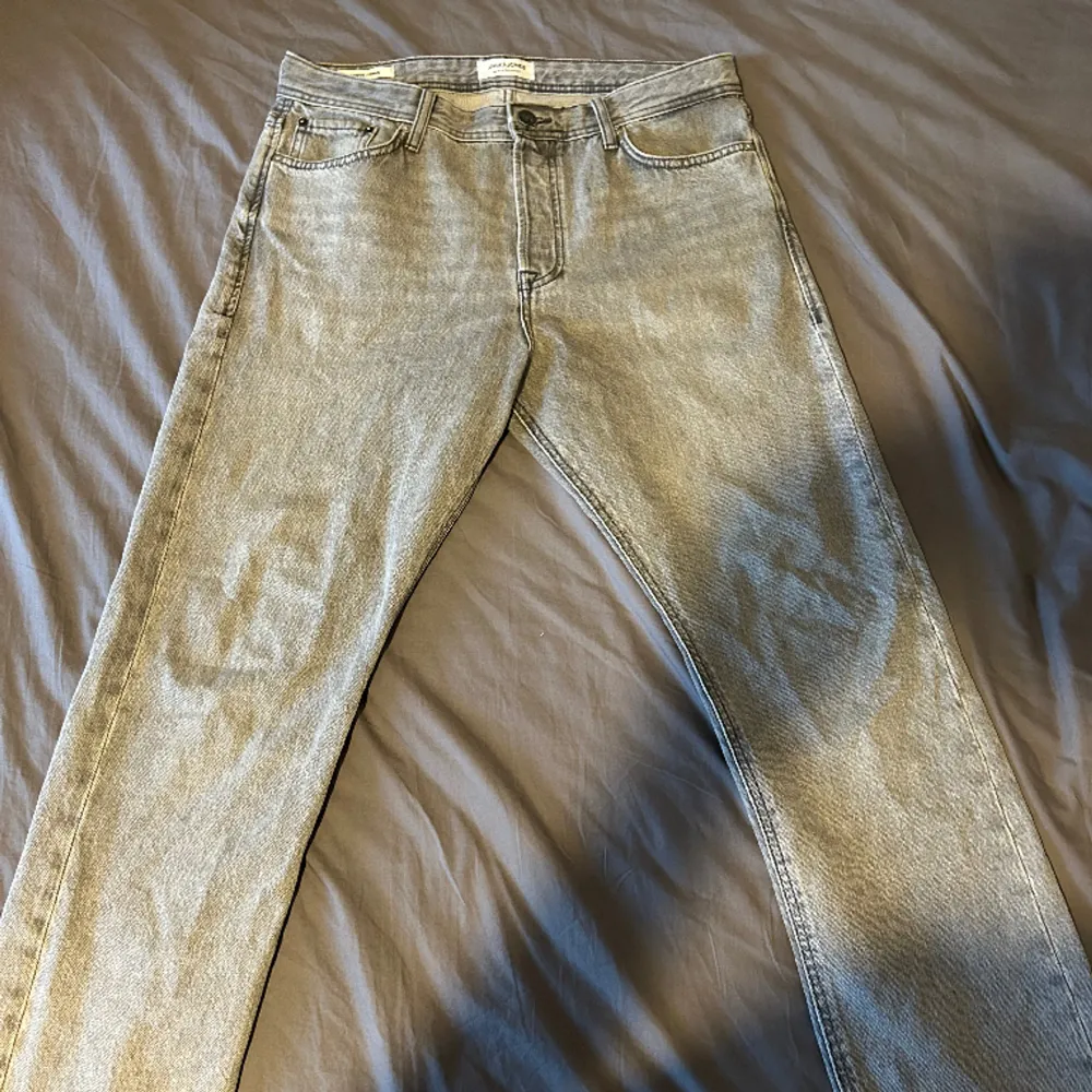 Hej, säljer dessa ljusgråa Jack and Jones jeans i storlek 31W 30L, modellen är Loose Chris. Säljer dom då dom inte har används knappt. Skicket är 10/10. Hör av er vid funderingar! 😊. Jeans & Byxor.