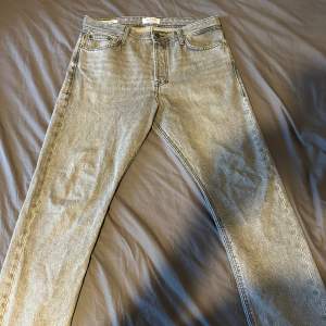 Hej, säljer dessa ljusgråa Jack and Jones jeans i storlek 31W 30L, modellen är Loose Chris. Säljer dom då dom inte har används knappt. Skicket är 10/10. Hör av er vid funderingar! 😊