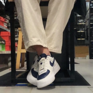 costumized nike air force  - egendesignade nike air force i en mörkblå färg. sparsamt använda och i väldigt bra skick. storlek 39, köpta för 1500kr