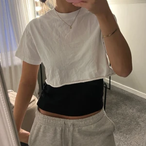 Vit kroppad tröja  - Vit kroppad T-shirt från bikbok💕