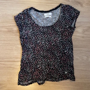 Söt tshirt - Fint skick, väldigt skönt mjukt material🫶