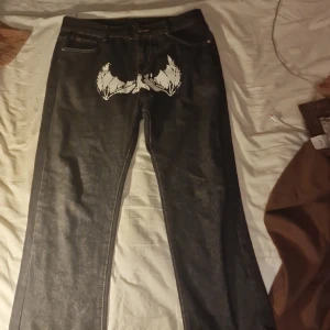 Tväär feta Y2k brallor i bra skick köpta i usa  - Tvör nice brallor men har slutat använda dom så behöver sälja dom dm för mer bilder