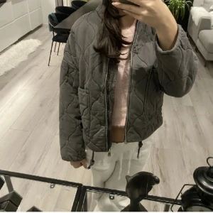 Vårjacka  - Säljer min liknande zara jacka som jag köpte här på plick, den va tyvärr lite liten för mig därför säljer jag! 💞 