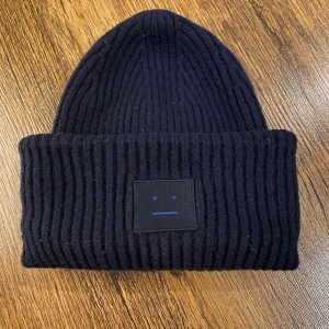 Acne mössa - Jag säljer nu min marinblåa acne mössa. Den är i fint skick. Köparen står för frakten☺️ fri frakt i 7 dagar framåt, hör av er vid frågor eller fler bilder🥰