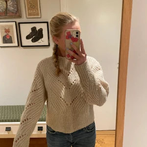 Stickad tröja - Jättefin, beige, mönsterstickad tröja från Lindex💕 Bra skick och inga defekter. Perfekt nu till sommaren då den passar till mycket! Storlek XS men passar även storlek S. Hör av er vid frågor eller intresse🩷