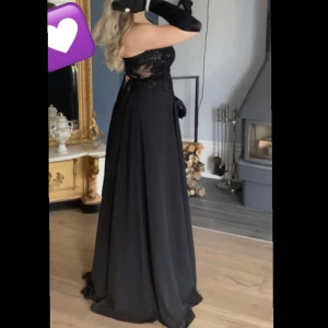 Balklänning  - Jätte fin balklänning från bubbleroom använd 1 gång, lite lång på mig som är 170cm, men ger ändå ett fint fall💕 Ny pris 4 500kr (pris kan diskuteras💞)