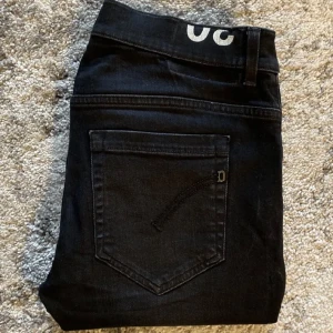 Dondup jeans - Dondup jeans storlek 30. Helt svarta utan slitningar och i skicket 8/10. Nypris ca 3200. Pris kan förstås diskuteras och bara att höra av sig vid frågor!